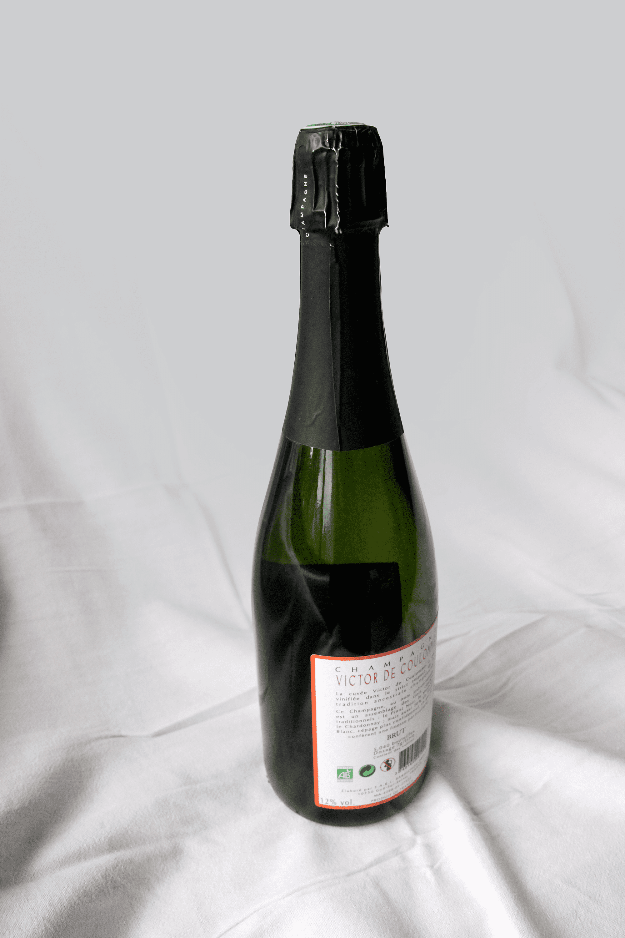 Habillage de packaging du Champagne Victor de Coulomme, par Mathilde Vassallo pour Carton Graphique.