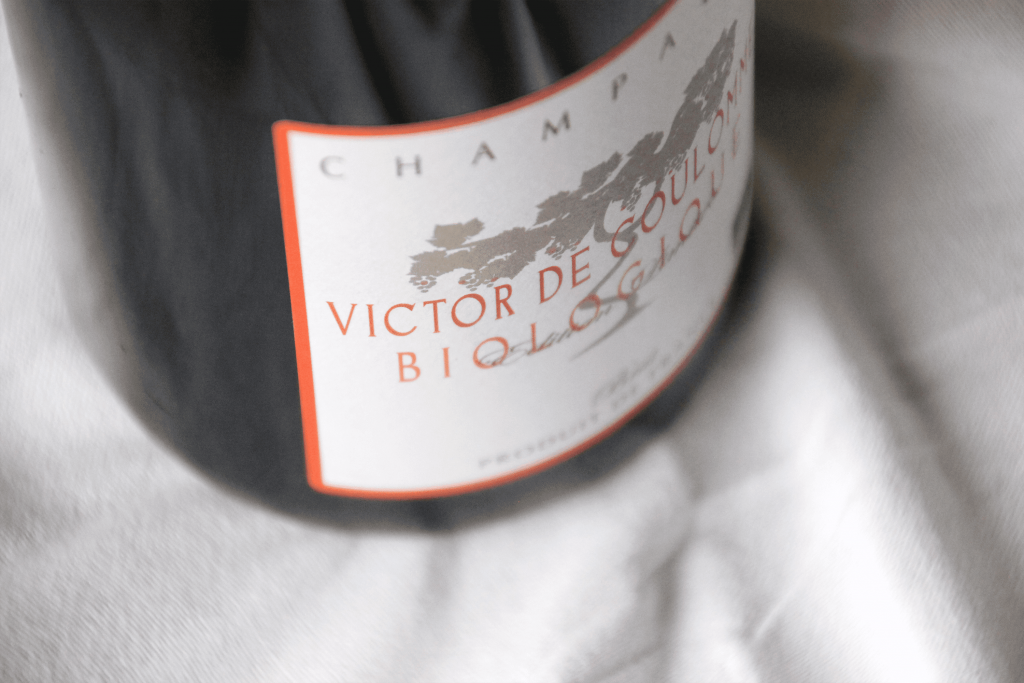 Habillage de packaging du Champagne Victor de Coulomme, par Mathilde Vassallo pour Carton Graphique.