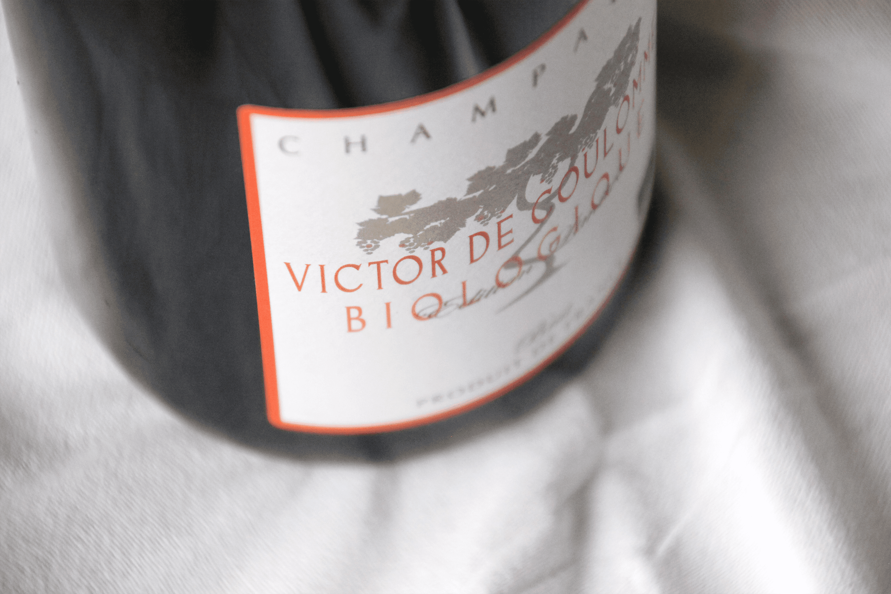 Habillage de packaging du Champagne Victor de Coulomme, par Mathilde Vassallo pour Carton Graphique.