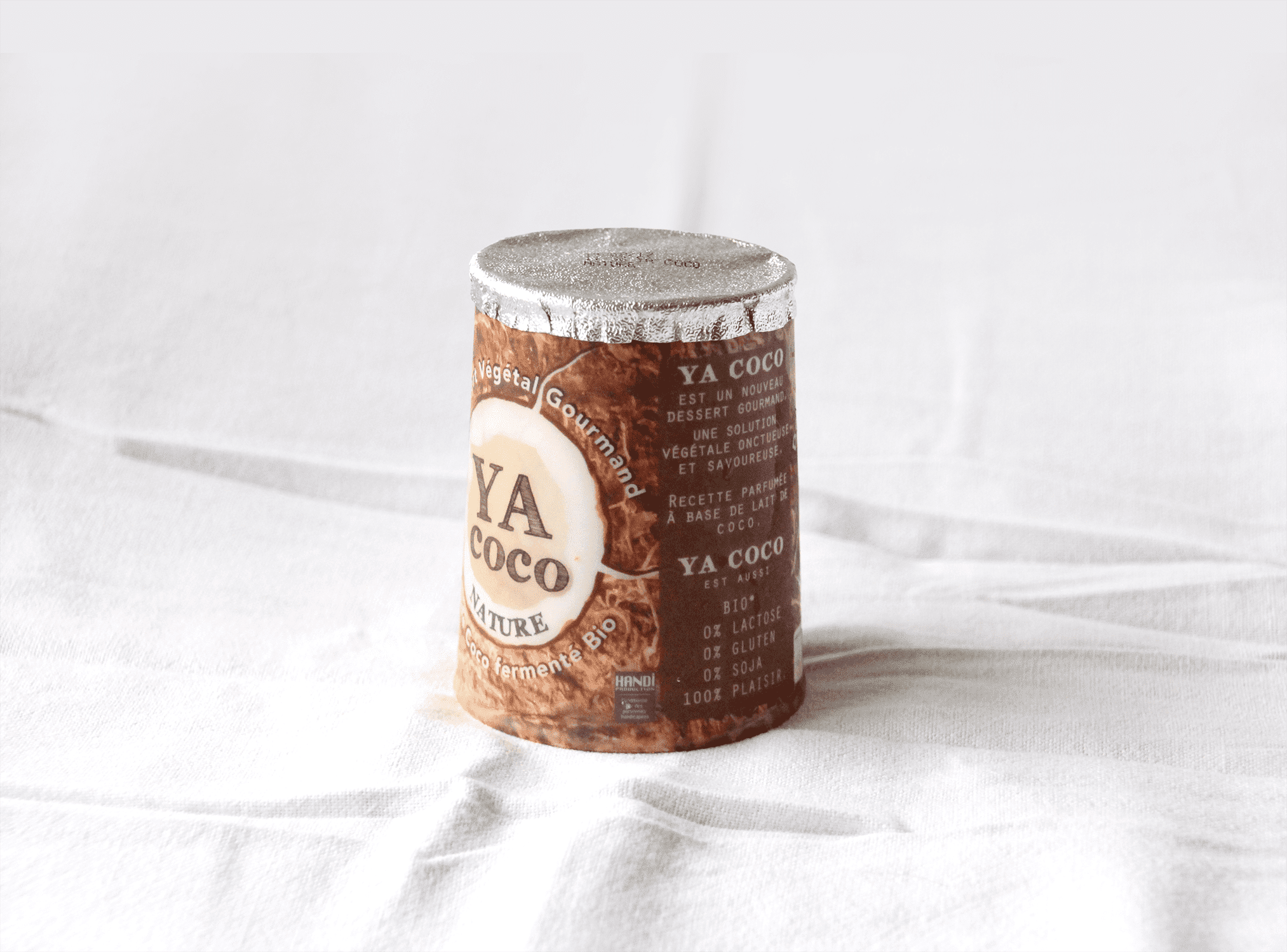 Habillage de packaging des desserts végétaux Yacoco, par Mathilde Vassallo pour Carton Graphique.
