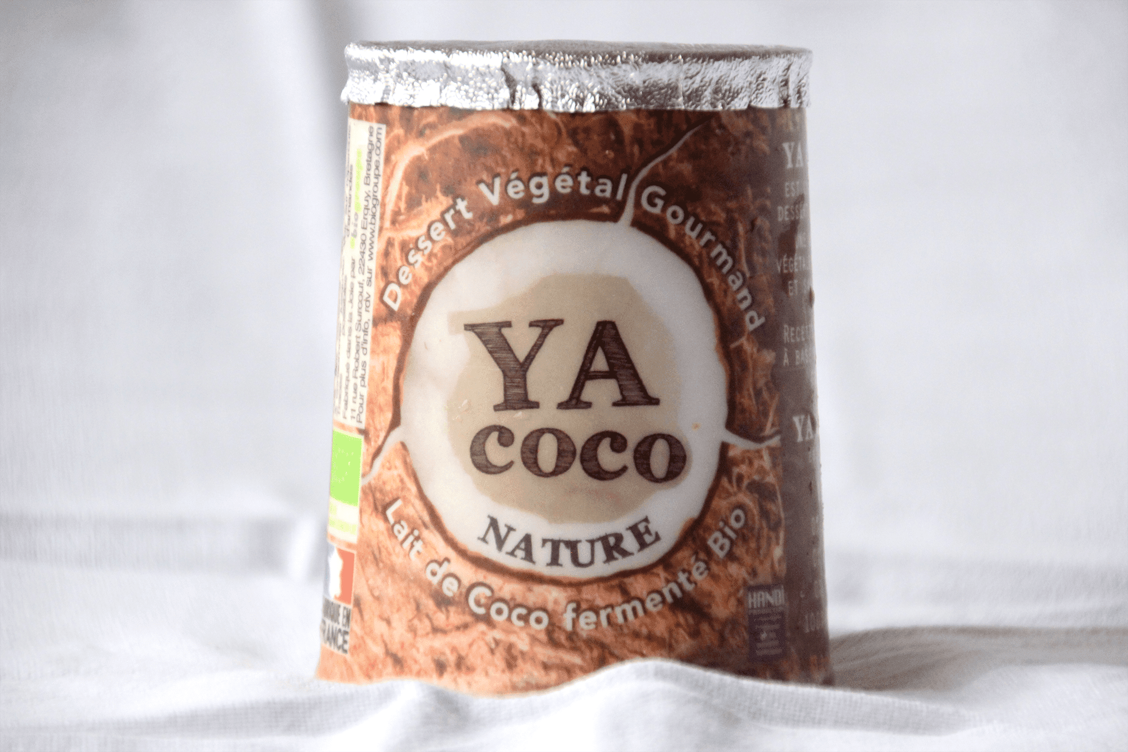 Habillage de packaging des desserts végétaux Yacoco, par Mathilde Vassallo pour Carton Graphique.