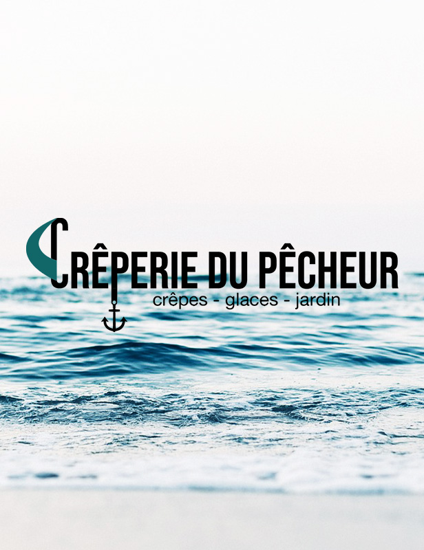 Logo de la Crêperie du Pêcheur à Erquy, sur fond photo, par Mathilde Vassallo pour Carton Graphique.