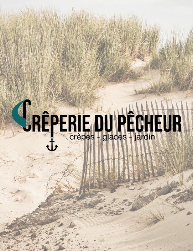 Logo de la Crêperie du Pêcheur à Erquy, sur fond photo, par Mathilde Vassallo pour Carton Graphique.